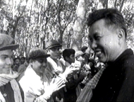 Cambodge, 1976 : Pol Pot visite une plantation d'hévéas - © Kanapa